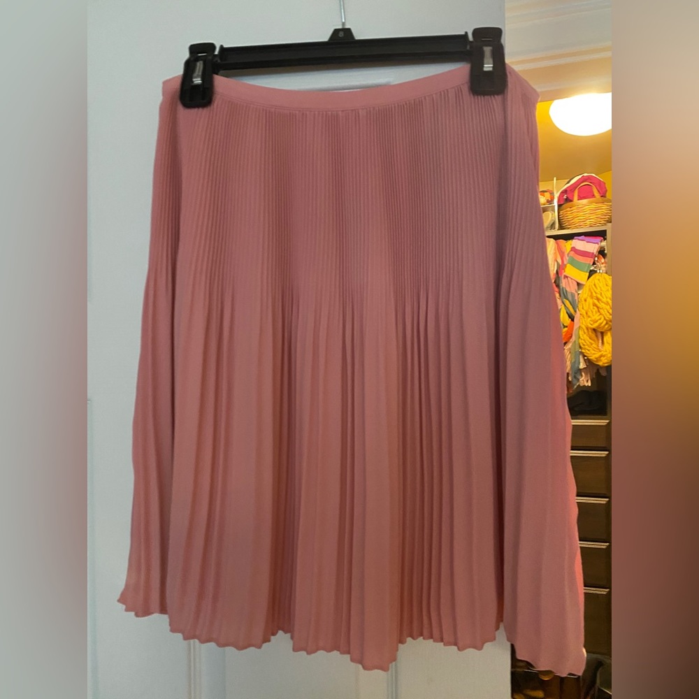 Fun pleated skirt, feels pretty and girly to wear